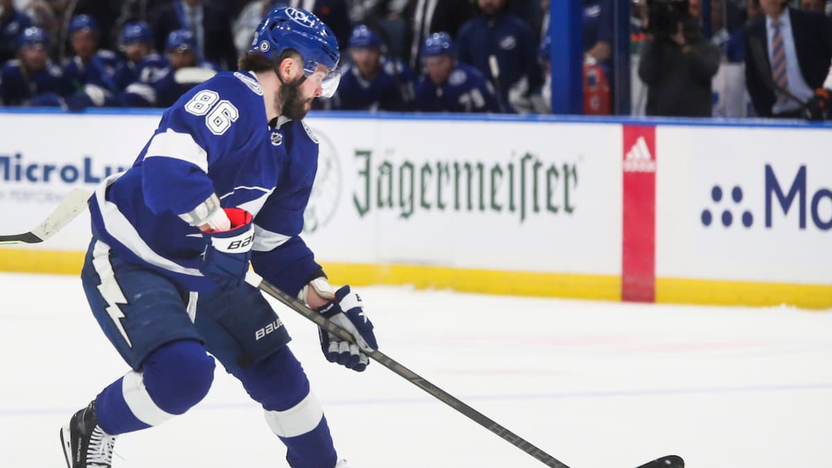 Detroit Red Wings vs Tampa Bay Lightning: Red Wings Look to Slow Down Surging Lightning on the Road