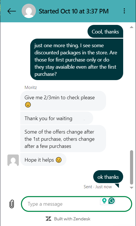 Splash Coins live chat window with a player asking about discounted packages and an agent replying, above a message field
