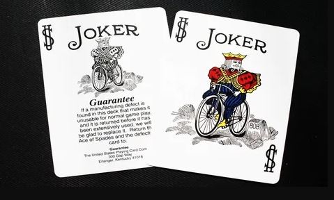 トランプのジョーカーを徹底解説【由来や絵柄の理由は？】