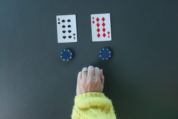 Blackjack håndsignal for å splitte kortene casino